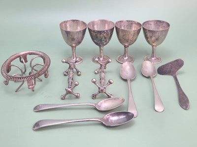 Lot 1389 - Two cases of five silver tea spoons, a silver...