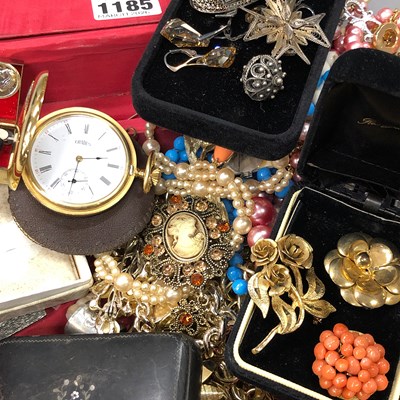 Lot 1185 - A vintage jewellery case and contents to...