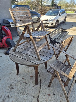 Lot 977 - A circular wooden teak garden table H 71 Ø...