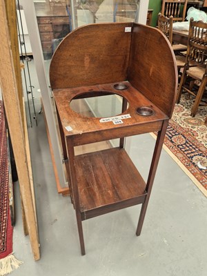 Lot 324 - A small mahogany washstand
