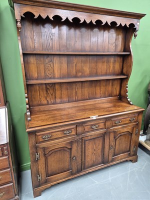 Lot 325 - A good quality oak Gerogian style oak dresser...
