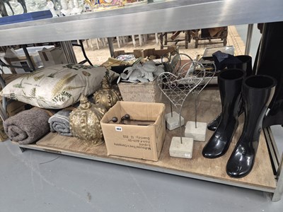 Lot 462 - Two new car blankets, seedling and herb garden...