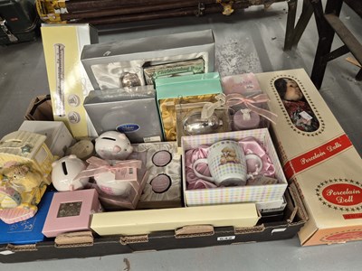Lot 642 - A selection of giftwares and ornaments etc.