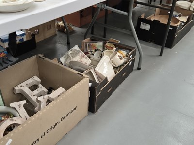 Lot 678 - Chinawares and ornaments