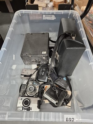 Lot 692 - A small collection of vintage cameras