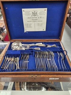 Lot 715 - A part cutlery set in an oak canteen box