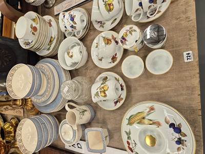 Lot 724 - Worcester 'Evesham' pattern and other dinnerwares