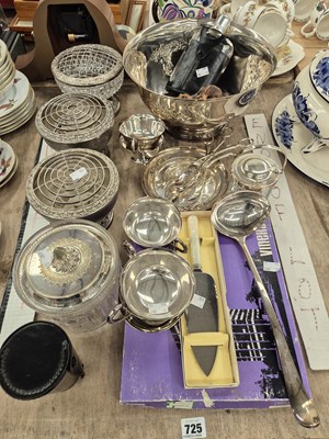 Lot 725 - Silverplate to include rose bowls, a biscuit...