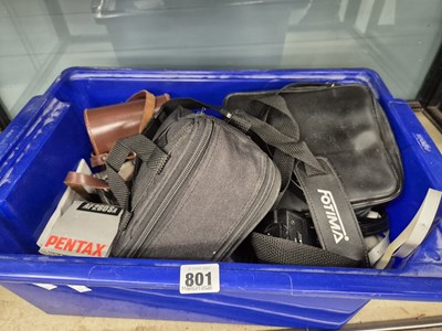 Lot 801 - A box of cameras and equipment