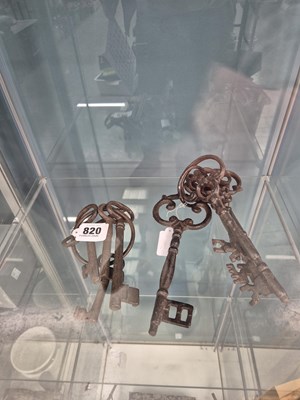 Lot 820 - A quantity of iron keys