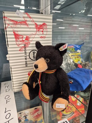 Lot 823 - A boxed Steiff teddy bear