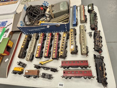 Lot 842 - A group of OO gauge railway engines and carriages