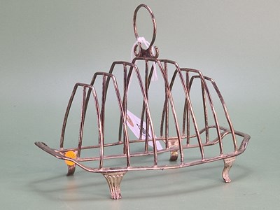 Lot 1007 - A George III silver seven bar toast rack,...