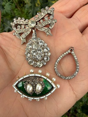 Lot 48 - A small group of antique brooches and pendants,...