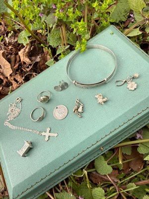 Lot 55 - At the corner of a jewellery box, a small...