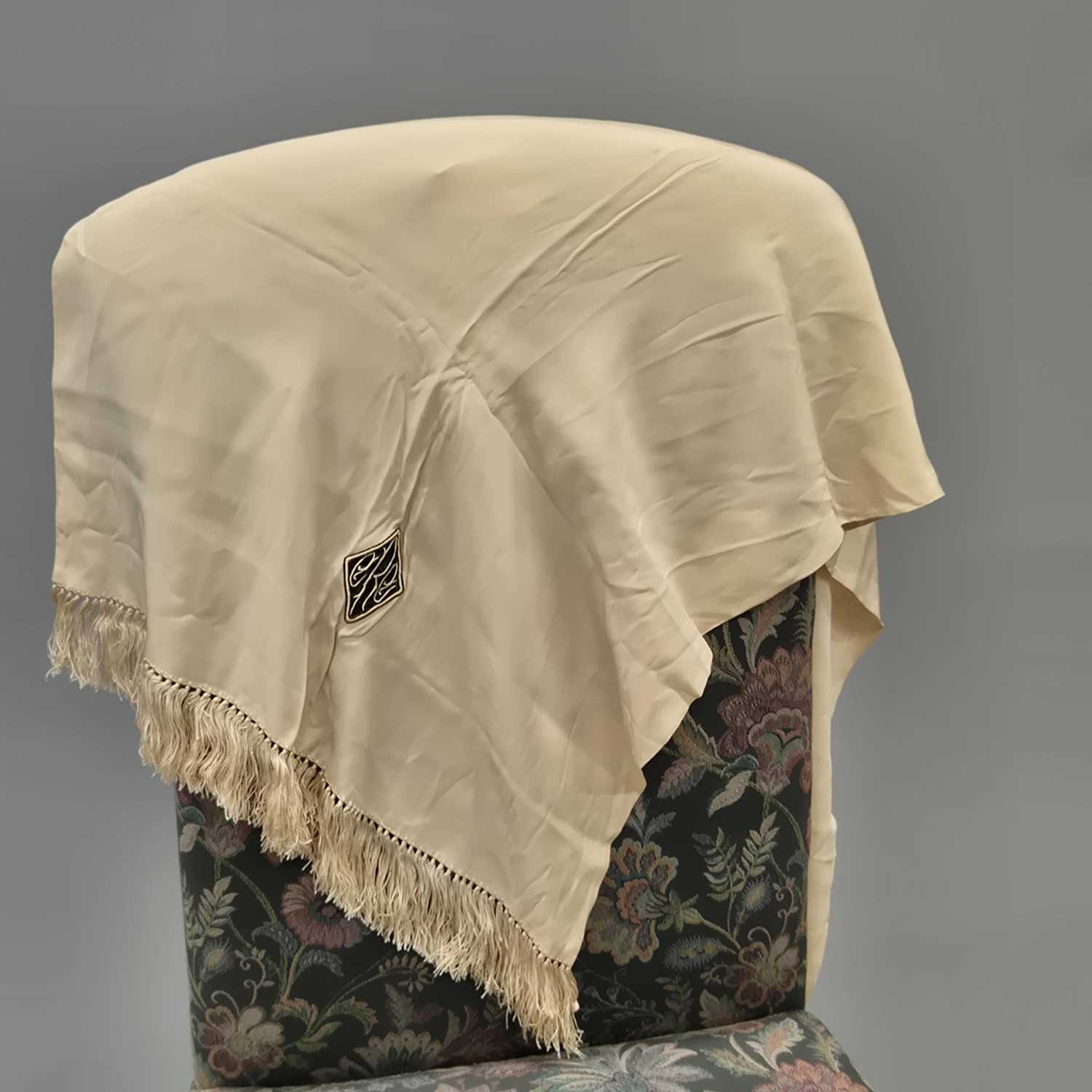 Lot 92 - A Fine vintage gentleman's silk opera scarf