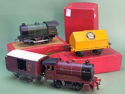 Lot 100 - A small group of vintage Hornby O gauge...