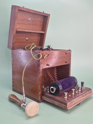 Lot 102 - An early 20th-century electrotherapy /...
