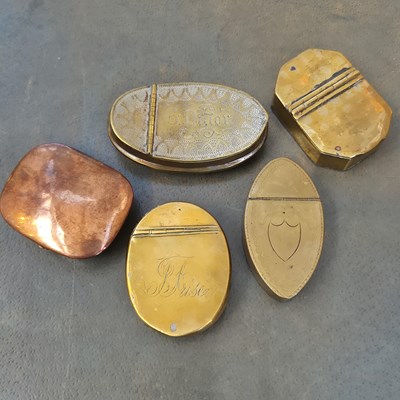 Lot 106 - A small group of antique snuff boxes,...
