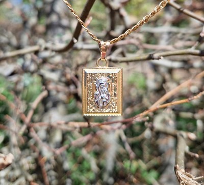 Lot 117 - A mother and child, held within a square 14ct...