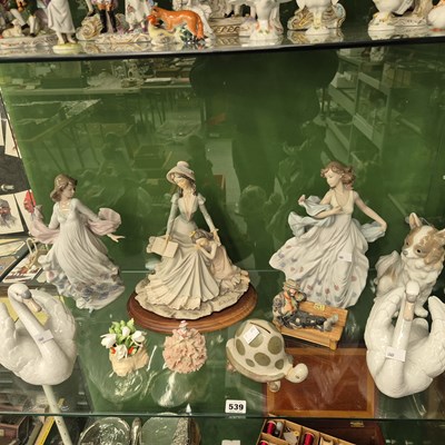 Lot 539 - A collection of Lladro and Capodimonte figurines