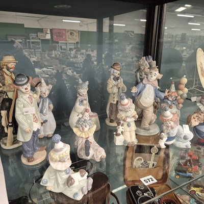 Lot 572 - A collection of Lladro clown figures