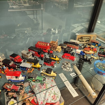 Lot 579 - A collection of die cast vintage cars and vans...