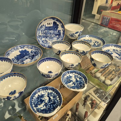 Lot 587 - Worcester and Caughley blue and white tea...