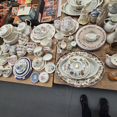 Lot 627 - A Royal Albert 'Lavender Rose' pattern...