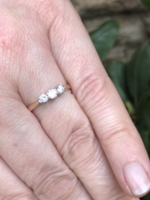 Lot 1145 - A 9ct hallmarked gold graduated round...