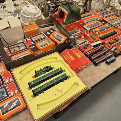 Lot 650 - Boxed and loose 00 guage locomotives and...