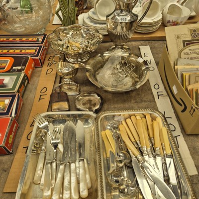 Lot 652 - Electroplate fish cutlery, a vegetable tureen,...