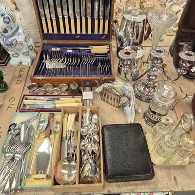 Lot 682 - A canteen of of cutlery, others loose, a...