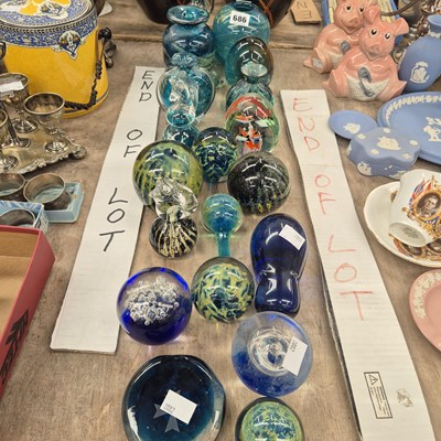 Lot 686 - A collection of Mdina glass and other...