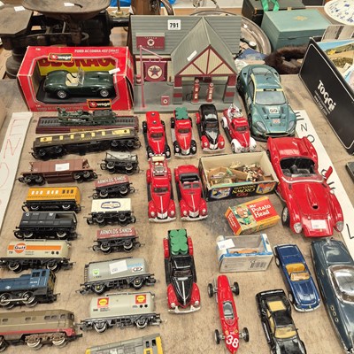 Lot 791 - Lima 00 gauge locomotives and rolling stock,...