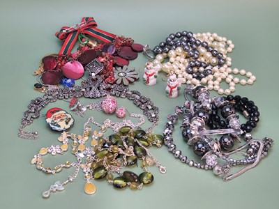 Lot 1146 - A selection of mixed costume jewellery,...