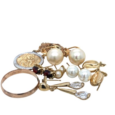 Lot 1105 - 9ct gold jewellery: six pairs of earrings, a...