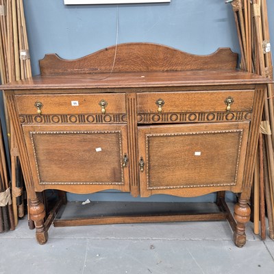 Lot 11 - An oak sideboard H110 W 121 D 46cm