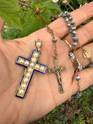 Lot 119 - An antique 18ct gold enamel and pearl set...