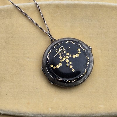 Lot 121 - An antique silver locket and chain, late...