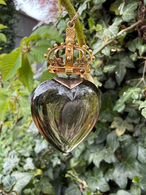 Lot 122 - An impressive 18ct gold crown-mounted...