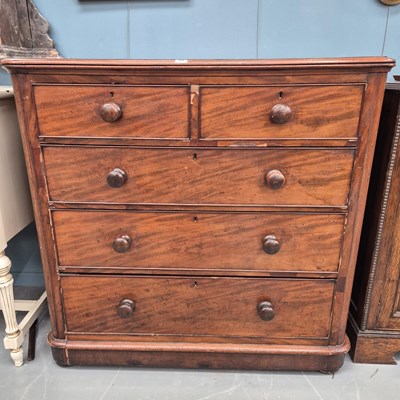 Lot 81 - A Victorian mahogany chest of drawers H 104 W...