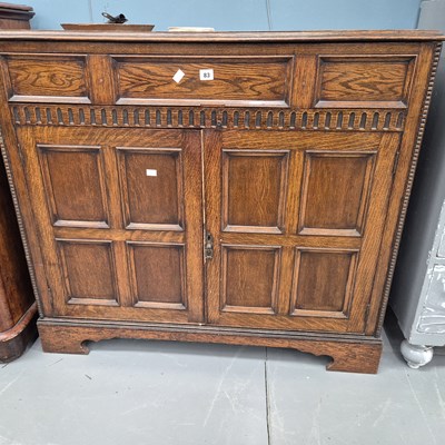 Lot 83 - An oak side cabinet H 96 W 107 D 45cm