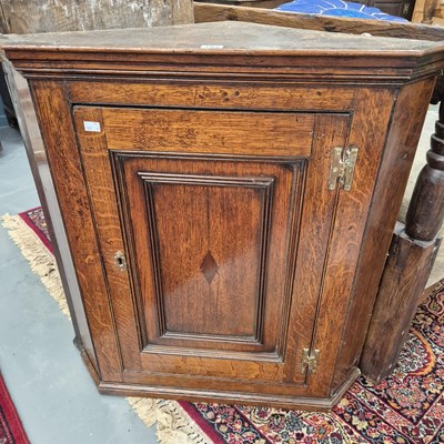Lot 161 - An 18th century oak corner cabinet H 85 W 78 D...