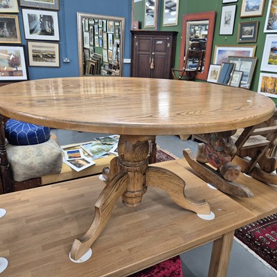 Lot 165 - A large modern oak breakfast table H 75 Ø 134cm