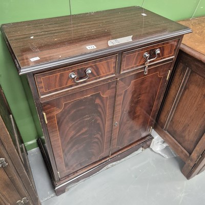 Lot 172 - A small mahogany side cabinet H 88 W 72 D 38cm