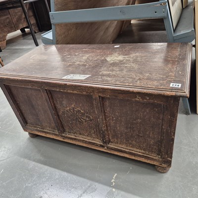 Lot 174 - A small oak coffer/blanket box H 47 W 93 D 44cm