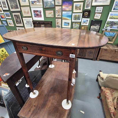 Lot 201 - A small Georgian Pembroke table H 73 W 100 D 92cm