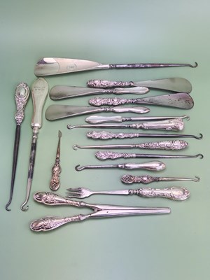 Lot 1328 - A collection of button hooks, shoe horns and a...