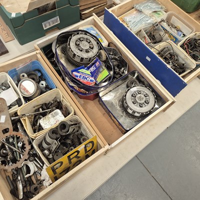 Lot 850 - Quantity of clutch assemblies, kick start...